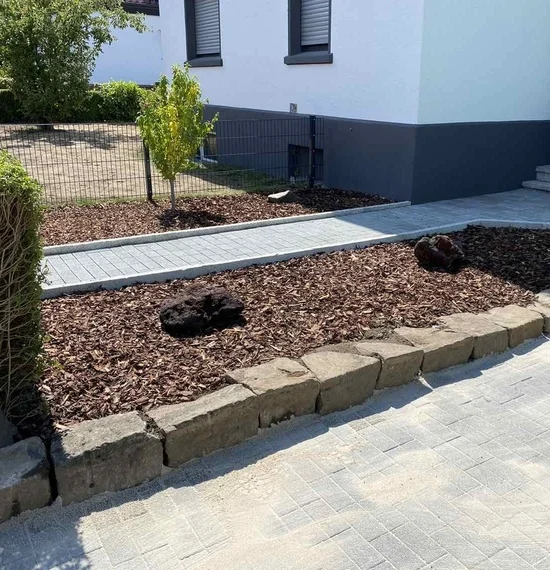 Schneiden und Pflegen von Hecken und Rasen